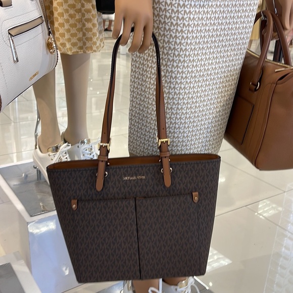 MICHAEL KORS JET SET TRAVEL MEDIUM DOUBLE POCKET TOTE 
BROWN SIGNATURE
NWT - Picture 6 of 16